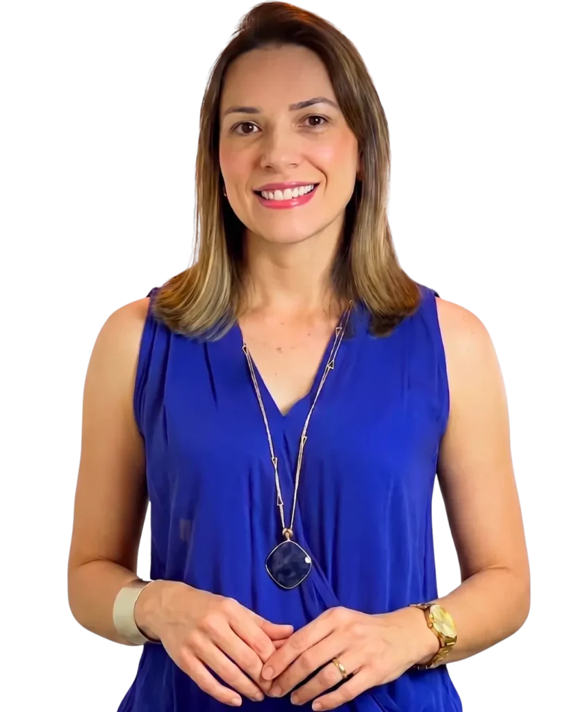 Fotografia da Dra. Thaís Cabral, médica dermatologista sorrindo com as mãos entrelaçadas, vestindo uma blusa azul elegante. Profissional dedicada ao atendimento acolhedor e à saúde da pele em seu consultório no Centro de Americana, SP.